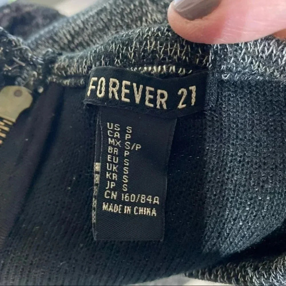 Forever 21 S black cropped to its zipper on back - Picture 4 of 4